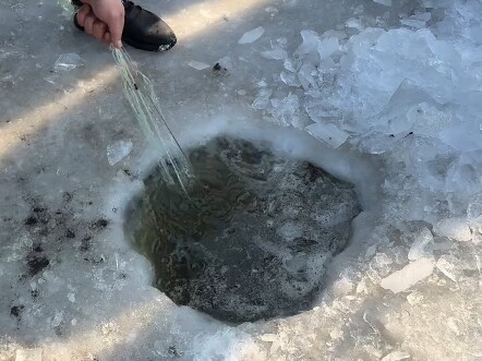 Menangkap ikan di musim dingin, anugerah dari alam