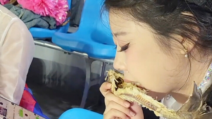 Suporter YANBIAN kali ini benar‑benar melampaui batas! Ikan pollock bisa menari sekaligus disantap! 