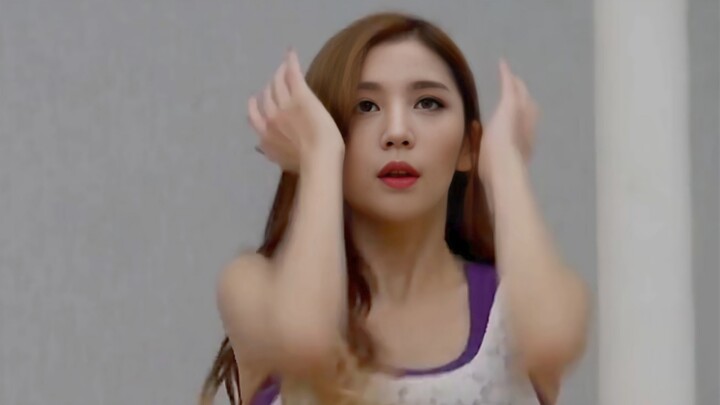 HELLI VENUS Li Yuying "Wiggle Wiggle" versi latihan, dibagikan di ruang latihan