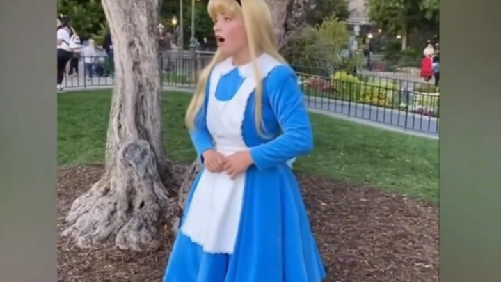 الشخصيات لا تخرج إطلاقًا عن طبيعتها، بل هي طفل مبارك من قِبَل العديد من الأميرات!