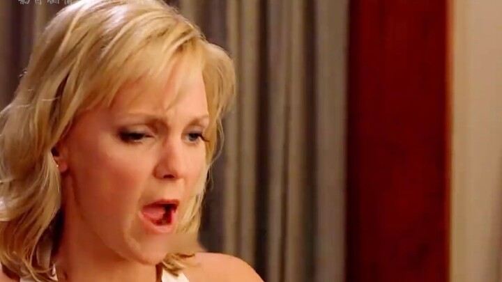 Người phụ nữ vô tình làm rơi chiếc hũ, ngay sau đó một cảnh tượng kỳ quái xuất hiện.