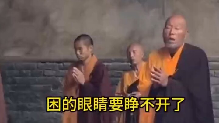 少林寺和尚早上诵经时打瞌睡，被游客拍到后立马精神起来