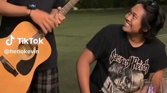 ga bisa main gitar🤣