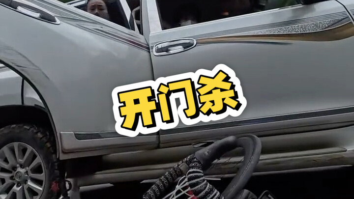 Pemilik video mengendarai sepeda dan mengalami kecelakaan akibat pintu mobil yang tiba-tiba dibuka.
