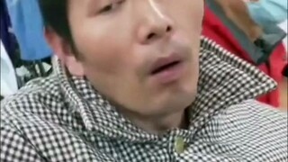 A man from Henan climbed onto a rooftop to save a stranger and fell into a vegetative state. His wif