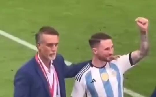 [World Cup] So thoughtful! Mac Allister hung the medal around Batistuta’s neck, letting them both sa