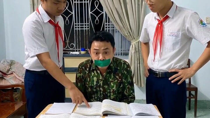 học sinh nam bắt bộ đội học dốt dán miệng băng keo