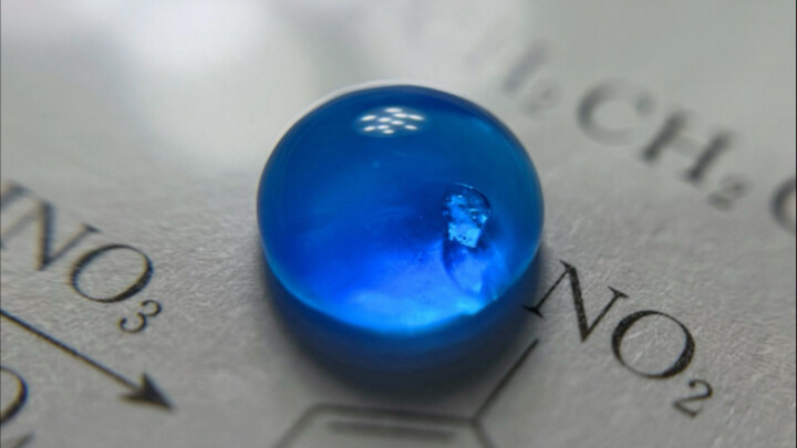 تلاطم الأمواج العاتية، والغضب الكامن في أعماق البحر قد بلغ حدّه الأقصى.