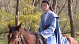 Behind-the-scenes of the Young Man's Song, Li Hongyi looks handsome riding a horse in a lonely mood.