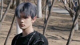 عندما هاجمني فجأة معسكر الإبداع الذي ذهب إليه S - لقطة مباشرة لأداء لي لوور لأغنية "اللوتس" ومقارنته