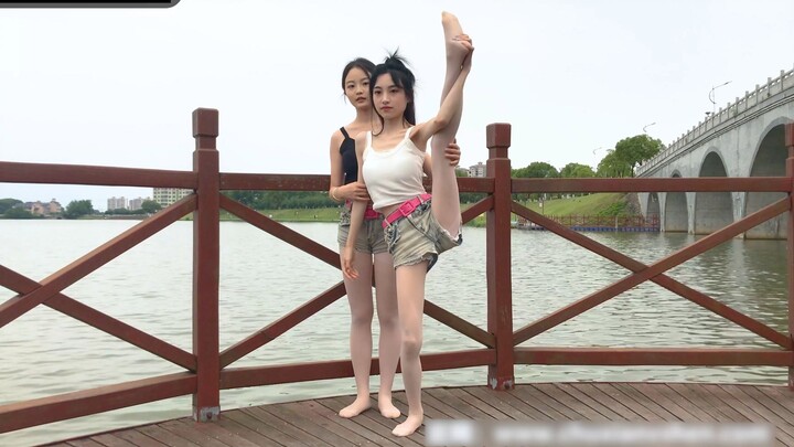 Versi edit foto outdoor gaya split tinggi ala duo Dansa Qiqi dalam resolusi 4K