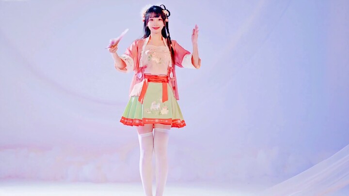 Gadis gaya Cina yang lembut dan manis ~ tarian kipas yang lembut ~
