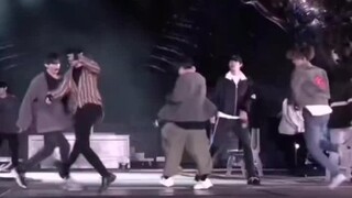 Phòng tập Tian Jungkook Kim Taehyung Jungtae Khi Tian Jungkook suýt trượt chân
