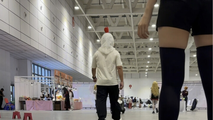 “انتظر قليلاً، أيها الفنان التجريدي”