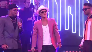 The crazy "Uptown Funk" live by Bruno Mars