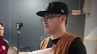 พ่อของฉันทะลวงแนวป้องกันจริงๆ ตอนที่เขาเห็นลูกชายของพระเจ้าคนนี้เหรอ?