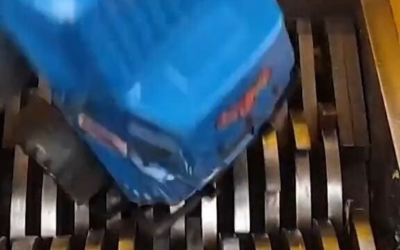 [Máy nghiền nghiền mọi thứ] Xe tải quái vật