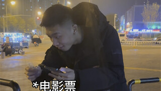 再穿上那一年的衣服 风很大 我下意识摸了摸自己的口袋 摸到了那年的我们