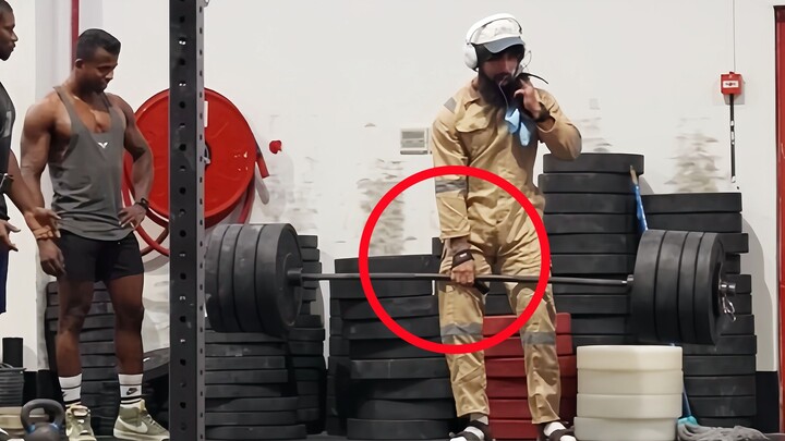 Anatoly: Apakah kamu masih perlu mengangkat benda ini dengan dua tangan?