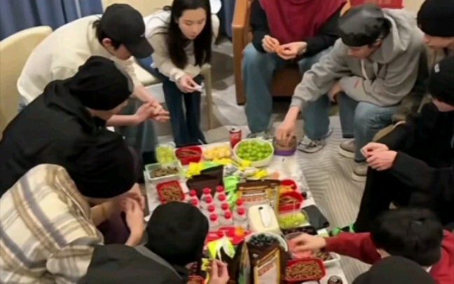 The cast of “Da Meng Gui Li” celebrated the New Year together with a hot-pot feast—the vibe is just 