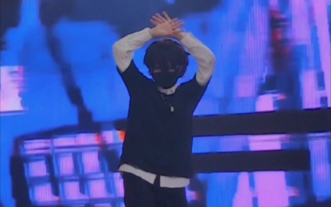I woke up too early and saw Shoto dancing Overdose at the comic con.