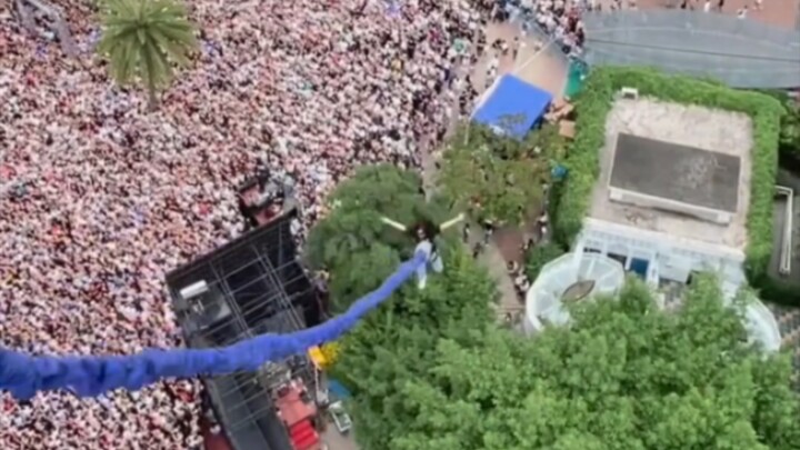 Bungee jumping while listening to Zhou Shen sing—while others buy standing-room tickets, she buys a 