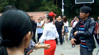 一日成神终生为神，三和大神躺在公园里欣赏广场舞，做着春秋美梦