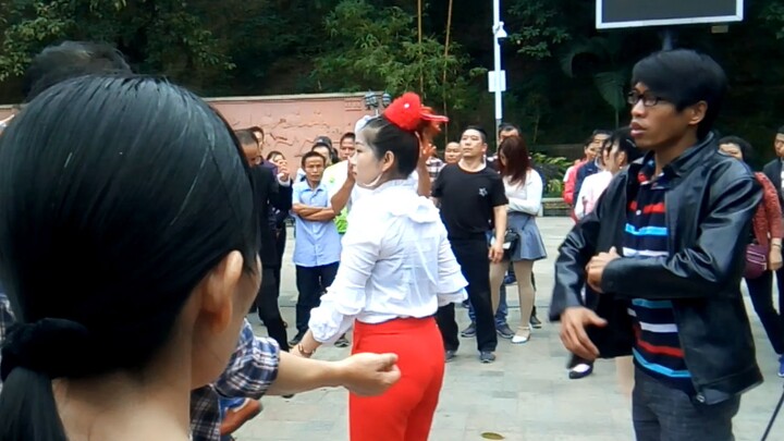 一日成神终生为神，三和大神躺在公园里欣赏广场舞，做着春秋美梦