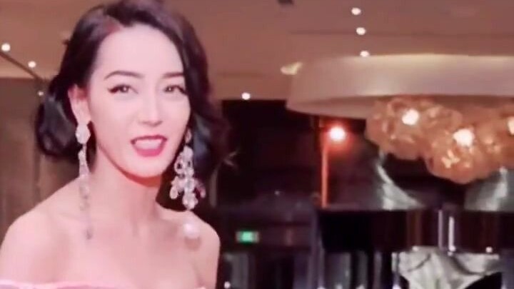 From the staff’s POV: Even on the red carpet, Dilraba is super gentle and sweet. After waiting six o