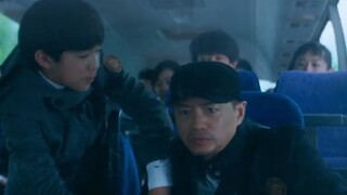 Siswa nakal itu mengandalkan kekayaan keluarganya untuk mengganggu cara mengemudi pengemudi, tetapi 