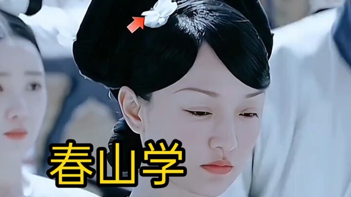 Trong “Như Ý Truyện”, học trò Xuân Sơn, mỗi lần Như Ý xuất hiện trong tang lễ, kiểu tóc và trang sức