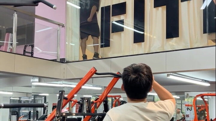 لماذا أشعر دومًا بأن هناك شيئًا غريبًا خلفي؟