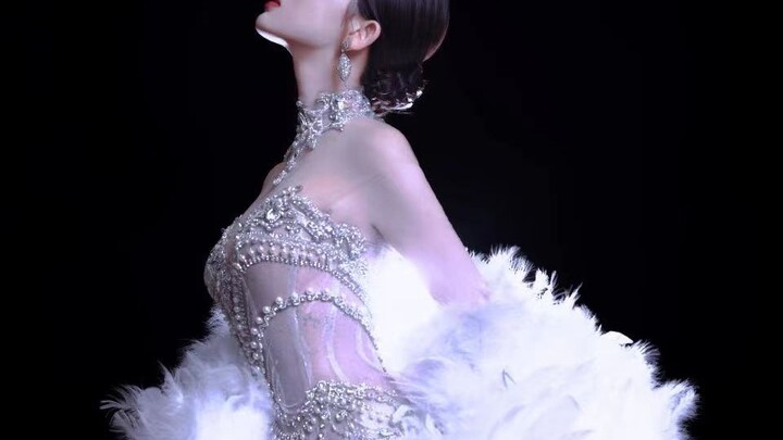 يا إلهي! بعد تغيير مصمم الأزياء، جمالها تضاعف مرة أخرى!!!