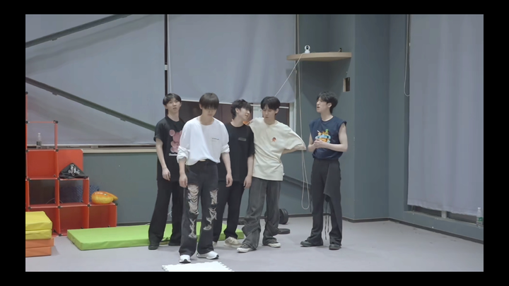 贺峻霖，来看看贺峻霖的底盘有多稳，舞蹈基础有多强吧。