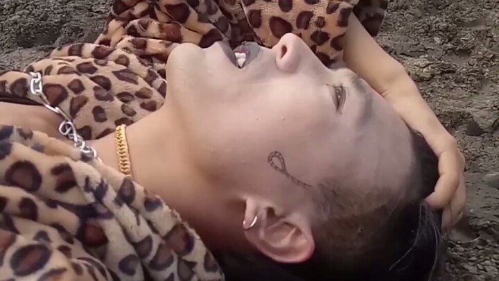 يقال أن الفيديو الموسيقي "LOSER" الذي صنعته فرقة BIGBANG بنفسه مطابق للفيديو الأصلي بنسبة 99%