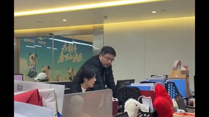 Saudara muda secara terang-terangan main-main saat jam kerja, siapa sangka malah membuat atasan terd