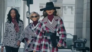 ملكة السجادة الحمراء! بمجرد وقوفها على السجادة الحمراء، تصبح محور اهتمام الجميع. (زندايا كولمان)