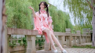 A Jiangnan girl's skirt fluttering—such a lively and adorable look