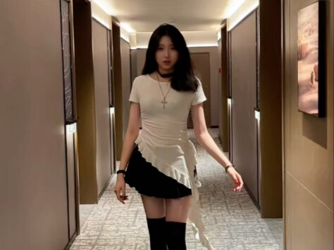 هكذا أرتدي التنورة القصيرة وأرقص بحماس على أغنية "Wicked"!