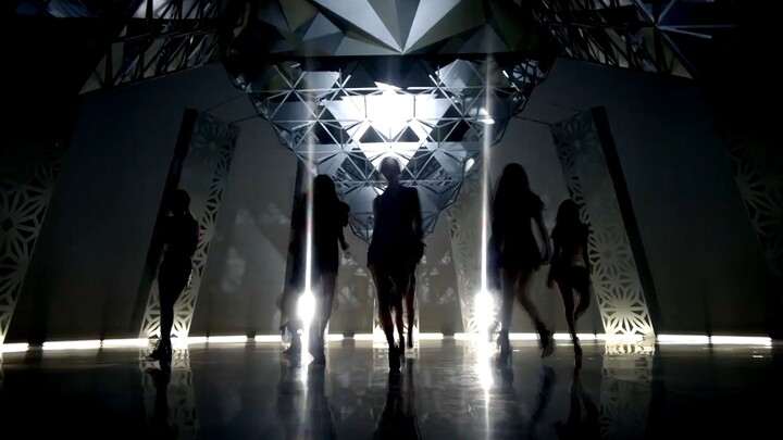 I'm beautiful just by walking. A look at some of the best walking choreography in KPOP (Part 1)