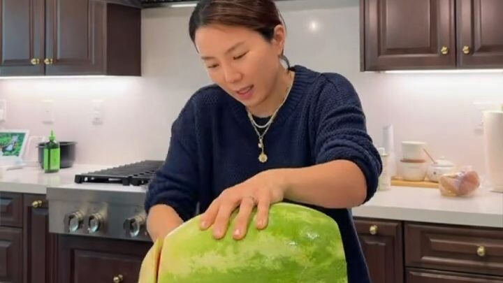 This South Korean housewife living overseas bought a huge watermelon—let’s see how she handles it.