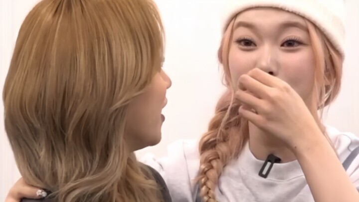 Sao mà dễ khóc thế này~ Moon-chan lâu lắm rồi mới gặp lại chị Yujqi, bạn thân của mình suýt nữa đã k