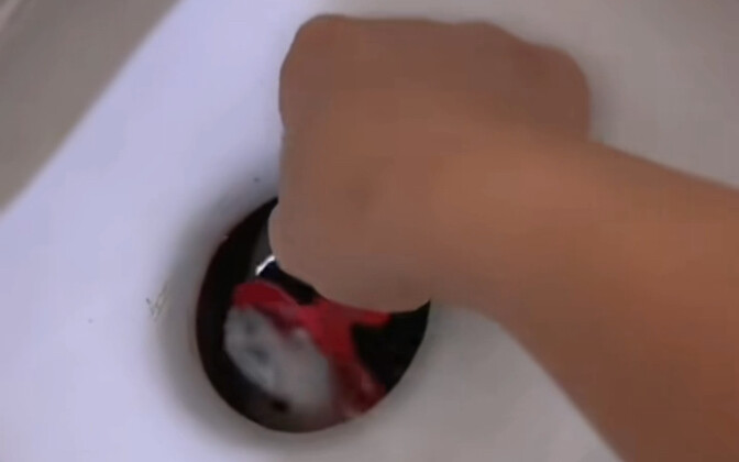 คอเป็ดตกในห้องน้ำ