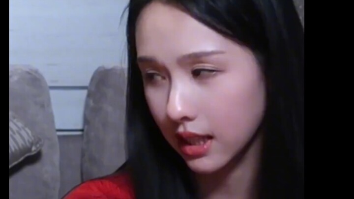 Trần Đô Linh và BB Đại Vương, hai người ở cạnh nhau đã toát lên một nét hài hước nhẹ nhàng~