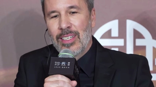 Wei Dao di lokasi pertunjukan memuji-muji "The Wandering Earth", sampai membuat Guo Fan hampir malu-