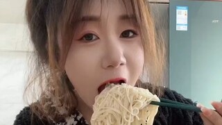 انتهيتُ من طبق نودلز في لقمة واحدة. أمي لا تحبني.