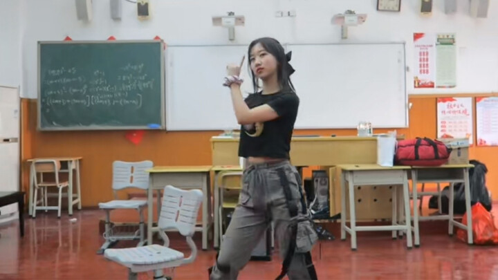 [เต้น]การแสดงเพลง <SOLO> ในห้องเรียน|BLACKPINK