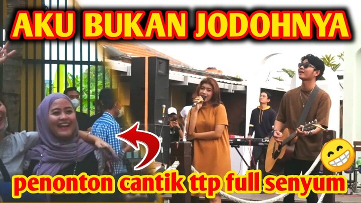 AKU BUKAN JODOHNYA - NABILA MAHARANI FEAT TRI SUAKA || CEWEK CANTIK TETAP FULL SENYUM