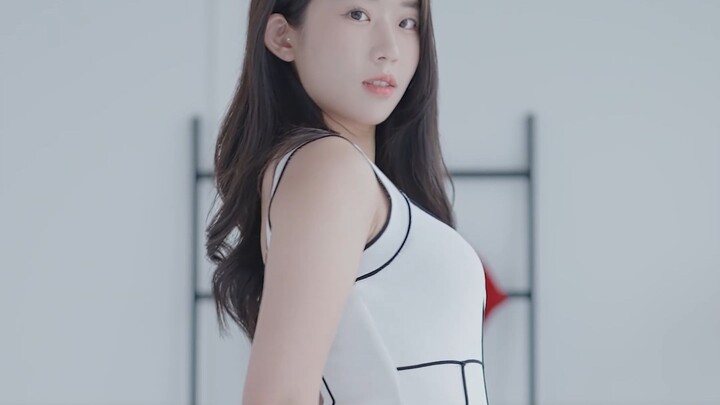 การแต่งตัวด้วยถุงน่องสีดำสไตล์เรียบหรูของคุณซออึน