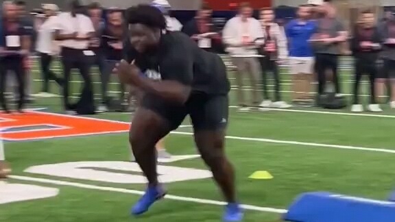 Getting hit by him must really hurt—198 cm, 211 kg, with otherworldly athleticism!